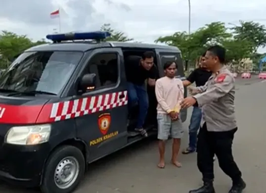 Pelaku cabul terhadap tiga bocah tiba di Mapolres Serang untuk diproses hukum. (Sumber: Dok. Polsek Kragilan)