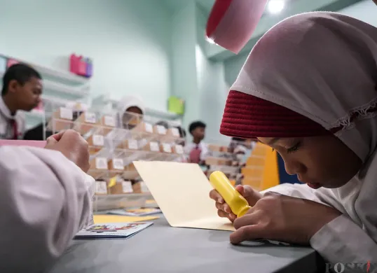 Sejumlah siswa Sekolah Dasar (SD) didampingi pebimbing mengikuti simulasi merancang tata kota di ruang instalasi interaktif Anak Museum MACAN, Jakarta, Kamis, 22 Mei 2025. (Sumber: Poskota/Bilal Nugraha Ginanjar)