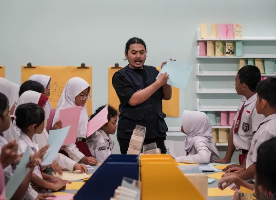 Sejumlah siswa Sekolah Dasar (SD) didampingi pebimbing mengikuti simulasi merancang tata kota di ruang instalasi interaktif Anak Museum MACAN, Jakarta, Kamis, 22 Mei 2025. (Sumber: Poskota/Bilal Nugraha Ginanjar)