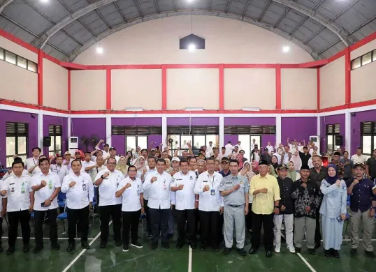 Bupati Tangerang menghadiri sosialisasi Opsen Pajak Kendaraan Bermotor (PKB) BBNKB di Gedung Serbaguna (GSG) Kecamatan Curug, Kabupaten Tangerang pada Rabu, 21 Mei 2025. (Sumber: Setda Kabupaten Tangerang)