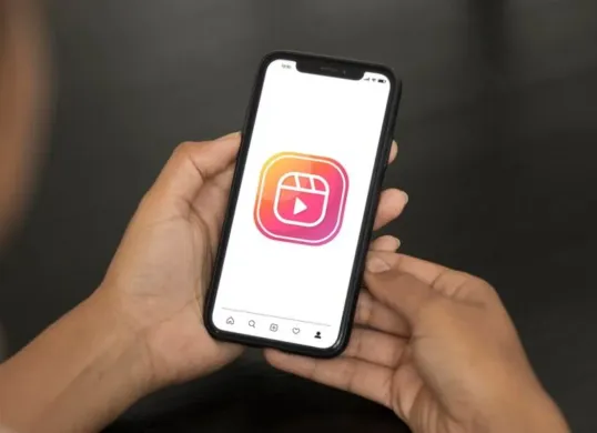 Warganet cari akun Instagram dan TikTok milik Kevin Tanjung Duren yang viral ditemukan meninggal di kost akibat asam lambung. (Sumber: Freepik)