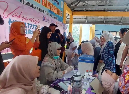 Pemberian Vaksin PCV13 untuk Siswa Sekolah Dasar di SDN Bantar Jati 5, Kota Bogor, Kamis, 22 Mei 2025. (Sumber: POSKOTA | Foto: Sekar Putri Andini)
