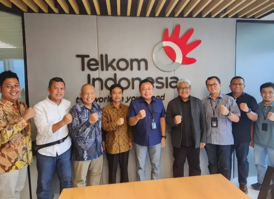 Direktur Utama Telkom Ririek Adriansyah saat pertemuan dengan Wakil Rektor Bidang Penelitian, Pengembangan Usaha, dan Kerja Sama UGM Dr. Danang Sri Hadmoko beserta jajaran di Telkom Landmark Tower, Jakarta.