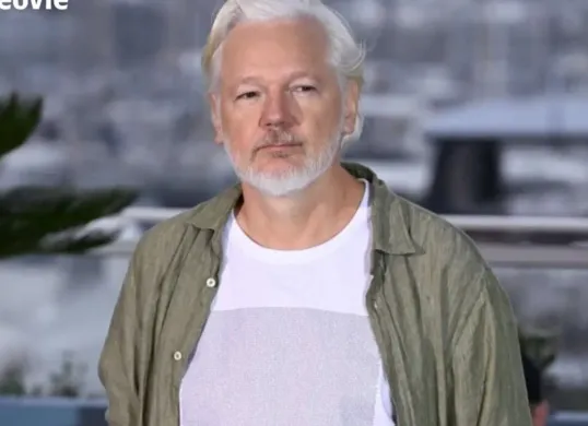 Hadir di Gelaran Cannes 2025, Julian Assange Pendiri WikiLeaks Gunakan Kaos Berisi 5000 Korban di Palestina (Sumber: Instagram/feovle)