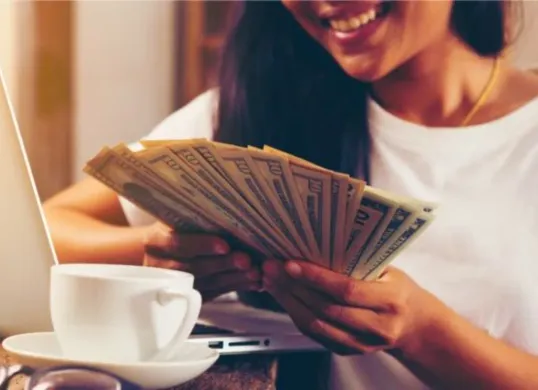 Simak lima shio yang diprediksi mengalami letusan rezeki dan keberuntungan besar di tahun ini. 