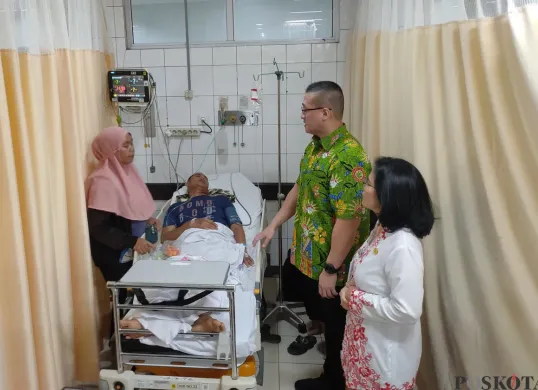 Anggota Komisi C DPRD Jakarta, Hardiyanto Kenneth, sidak RSUD Cengkareng, Jakarta Barat, menanggapi aduan warga, Jumat, 23 Mei 2025. (Sumber: Poskota/Pandi Ramedhan)
