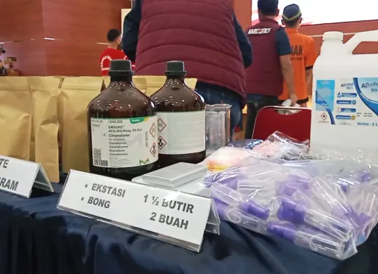 Barang bukti narkoba yang diamankan Satuan Reserse Narkoba Polres Metro Bekasi. Tembakau sintetis menjadi jenis yang paling banyak mendominasi. (Sumber: Poskota/Nurpini Aulia Rapika)