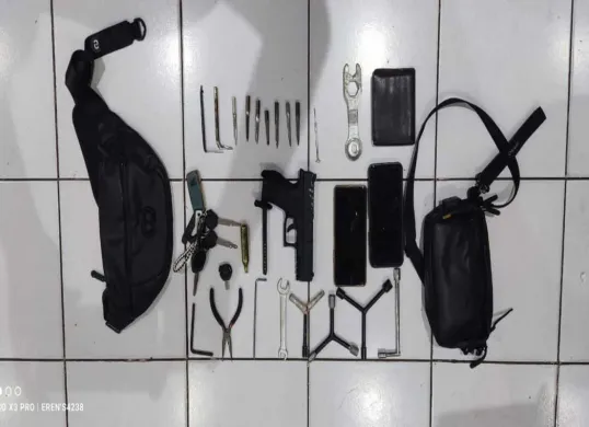 Barang bukti berupa senjata api yang diamankan polisi dari para pelaku curanmor. (Sumber: Polsek Koja)