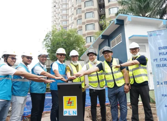 Jajaran manajemen BDx Indonesia dan PLN UID Jakarta Raya bersama-sama menekan tombol peresmian, menandai dimulainya energizing pasang baru 30.000.000 VA untuk PT Starone Mitra Telekomunikasi. (Sumber: Dok. PLN UID Jakarta Raya)