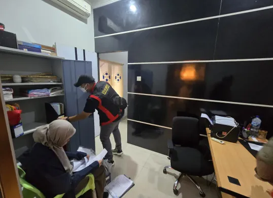 Kejari Kota Bekasi melakukan penyitaan terhadap 40 bundel dokumen dari kantor PT CIA, atas dugaan keterlibatan dalam kasus korupsi pengadaan barang di Dinas Kepemudaan dan Olahraga (Dispora) Kota Bekasi, Kamis, 22 Mei 2025. (Sumber: Kejari Bekasi)