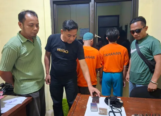 Kanit Reskrim Polsek Tajurhalang, Mareben Simarsoit memperlihatkan barang bukti dari dua peracik Narkoba Sinte di Mapolsek Tajurhalang, Jumat, 23 Mei 2025. (Sumber: Poskota/Angga Pahlevi)