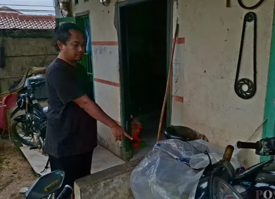 Rama, Pengusaha Garam, menunjukan lokasi tempat penyimpanan barang-barang berharga miliknya yang dicuri di depan rumah, Jumat, 23 Mei 2025. (Sumber: Poskota/Angga Pahlevi)