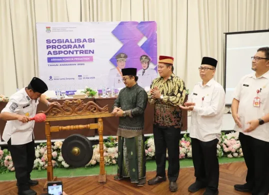 Bupati Tangerang meresmikan peluncuran program ASPONTREN di Hotel Lemo Serpong, Kabupaten Tangerang pada Jumat, 23 Mei 2025. (Sumber: Protokol dan Komunikasi Pimpinan Setda Kabupaten Tangerang)