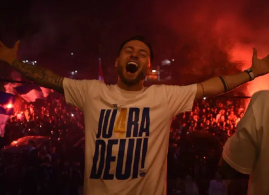 Kapten Persib Bandung, Marc Klok ingin melengkapi raihan gelar juara dengan kemenangan di laga terakhir musim 2024-2025 melawan Persis Solo. (Foto: persib.co.id)