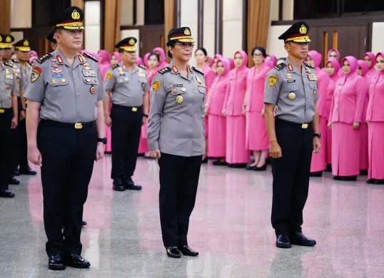 Kapolri Listyo Sigit Prabowo menaikkan pangkat 49 orang perwira Polri. (Sumber: Mabes Polri)
