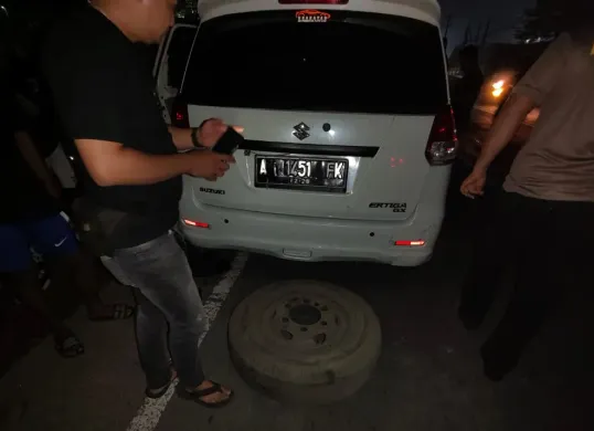 Petugas Unit Reskrim Polsek Ciruas mengamankan barang bukti dari pelaku pencurian ban mobil. (Sumber: Dok. Polsek Ciruas)