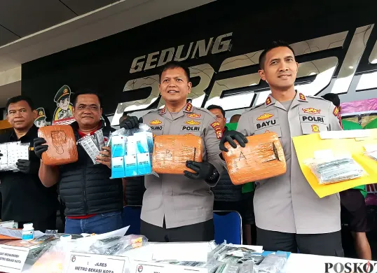Polres Metro Bekasi mengungkap kasus peredaran narkoba jenis ganjar di wilayah jaringan Depok-Bekasi. (Sumber: POSKOTA | Foto: Nurpini Aulia Rapika)