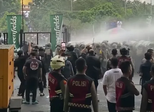 Ratusan Bobotoh berusaha ingin menjebol pagar Stadion Gelora Bandung Lautan Api (GBLA) namun berhasil dihalau polisi dengan mengerahkan Water Canon. (Sumber: Capture Netizen)