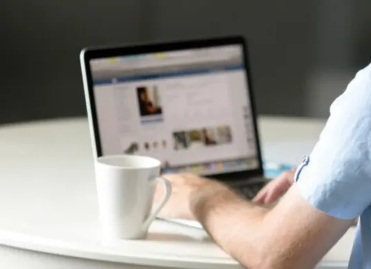 Seorang tersangka admin grup Facebook Fantasi Sedarah berasal dari Bandung. (Sumber: Freepik)