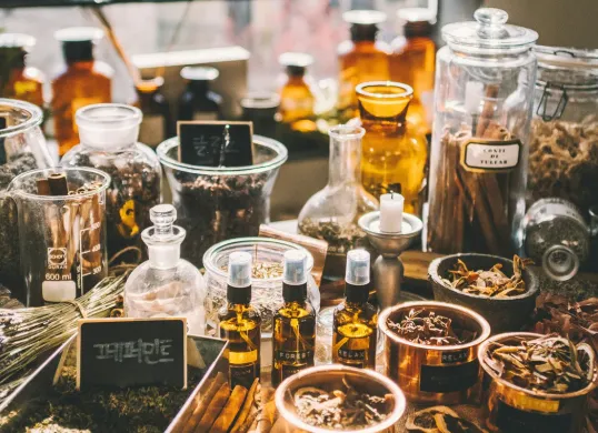 Hari Jamu Nasional Diperingati Tiap 27 Mei, Berikut Sejarah dan Jenis Jamu yang Terkenal di Indonesia (Sumber: Unsplash/Bundo Kim)