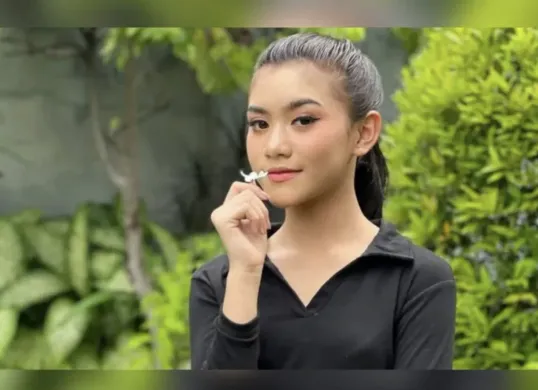 Sridevi DA 5 bersama kekasihnya Alip Wibowo, yang pertama kali mengungkap kabar perpisahan Sridevi dari peran Adara di sinetron Magic 5. (Sumber: INSTAGRAM/@DA5_SRIDEVI03)