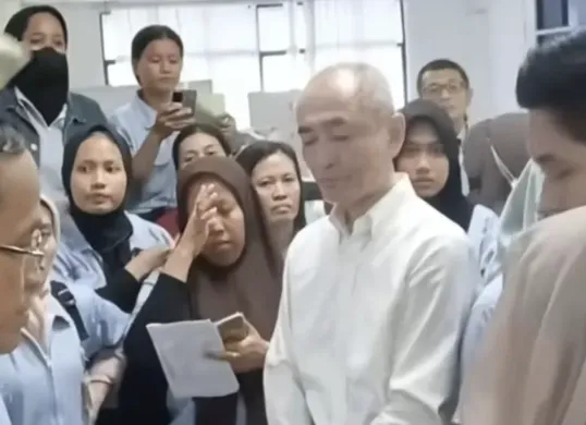 Para karyawan PT Maruwa Indonesia di Batam menggelar aksi protes setelah perusahaan tempat mereka bekerja mendadak menghentikan operasional tanpa membayar gaji dan pesangon, April 2025. (Sumber: TikTok/@duaposoposo)