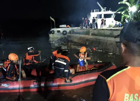 Proses pencarian korban tenggelamnya kapal PT Tesco Indomaritim dan PT Mercury saat uji coba di Sungai Cikeas, Kecamatan Babelan, Kabupaten Bekasi. (Sumber: Dok Unit Siaga SAR Bekasi)