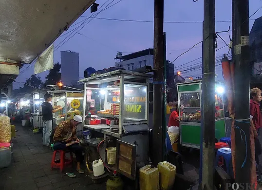 Suasana kawasan Jembatan Merah, salah satu pusat kuliner yang ramai dikunjungi di Kota Bogor. (Sumber: POSKOTA | Foto: Sekar Putri Andini)