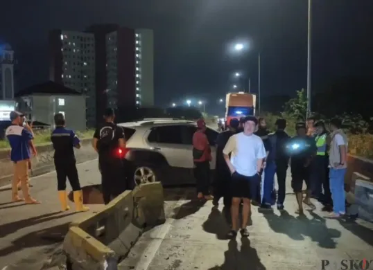 Mobil menabrak separator jalan di flyover Pesing Jalan Daan Mogot, Cengkareng, Jakarta Barat, Minggu, 25 Mei 2025, dini hari WIB. (Sumber: Poskota/Pandi Ramedhan)