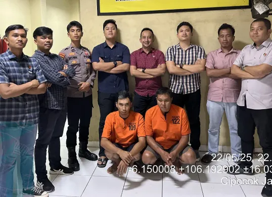 Dua tersangka kasus dugaan penggelapan kendaraan dump truk saat ditahan di Mapolda Banten. (Sumber: Dok. Polda Banten)