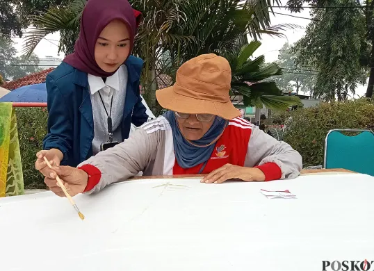 Para lansia di Sentra Pangudi Luhur menunjukkan kebolehannya dalam melukis dan membuat batik ciprat. (Sumber: POSKOTA | Foto: Nurpini Aulia Rapika)