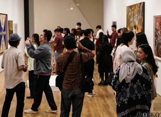 Pengunjung melihat karya pada Pameran The Synchronous Window di Museum Macan, Jakarta, Minggu, 25 Mei 2025. (Sumber: Poskota/Bilal Nugraha Ginanjar)