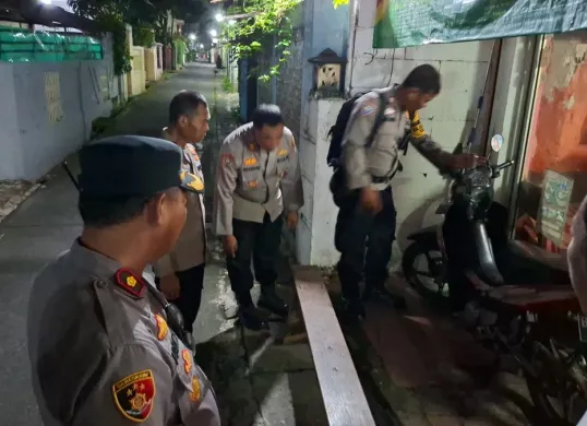 Kapolsek Beji Polres Metro Depok bersama jajaran melakukan patroli dialogis ke rumah warga sekaligus sosialisasi pembagian Gembok Gratis di Gang H Atan Kelurahan Kemirimuka, rawan pencurian motor (curanmor). (Sumber: Poskota/Angga Pahlevi)