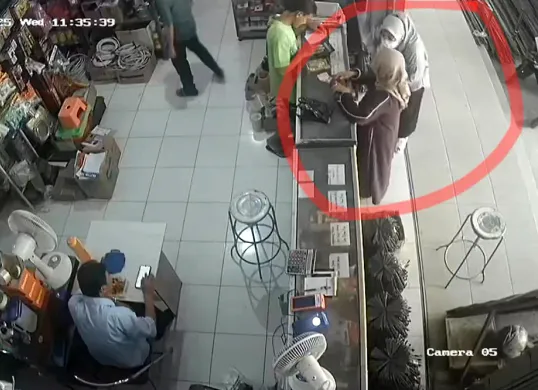 Tangkap layar rekaman CCTV terduga pelaku penipuan saat menawarkan bantuan kepada korban di Jakarta Timur.