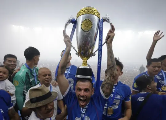 Persib Bandung menutup kompetisi dengan gelar juara back to back, simak fakta menariknya. (Sumber: persib.co.id)