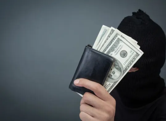 Ilustrasi debt collector datang ke rumah debitur yang gagal bayar pinjaman online. (Sumber: Freepik)