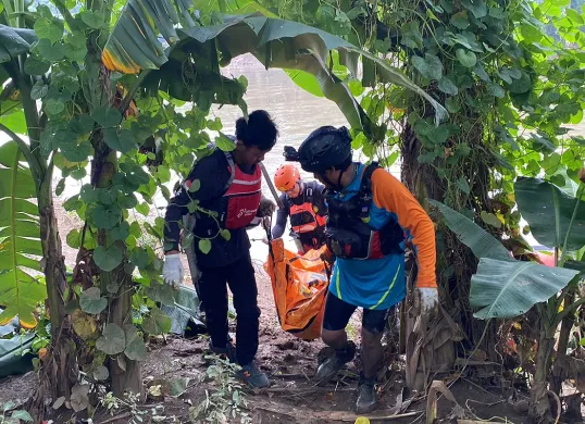 Proses evakuasi jenazah Towe, warga Kampung Gabus Tengah, Desa Srijaya, Tambun Utara, yang tewas tenggelam di Kali CBL. (Sumber: Dok. SAR Jakarta)