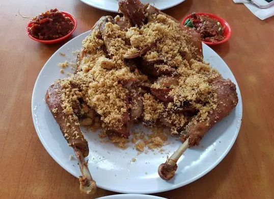 Ayam goreng kremes legendaris dari Warung Widuran Solo yang kini tengah menuai kontroversi terkait label non-halal. (Sumber: Instagram/@ayamgorengwiduransolo)