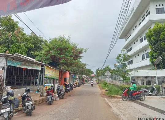 Bangunan liar sekitar Unisma, Jalan Cut Meutia, Kecamatan Bekasi Timur, masih terlihat berjejer rapi. Hingga Senin, 26 Mei 2025, belum ada pembongkaran yang dilakukan oleh Pemkot Bekasi maupun Satpol PP. (Sumber: Poskota/Nurpini Aulia Rapika)