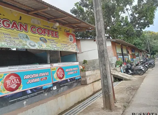 Deretan bangunan liar di sekitar Universitas Islam “45” (Unisma), Bekasi, ini segera dibongkar dalam waktu dekat. (Sumber: Poskota/Nurpini Aulia Rapika)