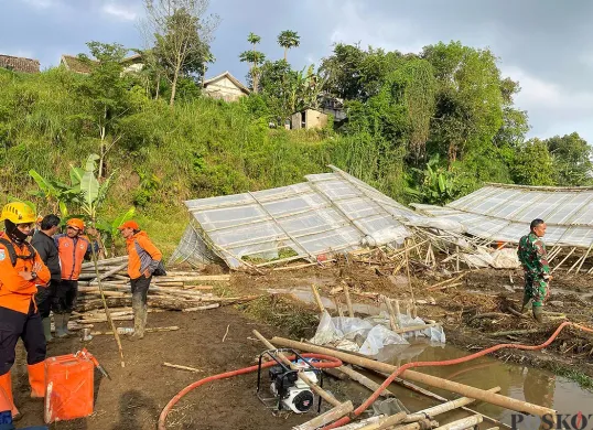 Kondisi di lokasi banjir bandang dan longsor di Kampung Karamat RT07/RW06, Desa Cikahuripan, Senin 26 Mei 2025. (Sumber: POSKOTA | Foto: Gatot Poedji Utomo)