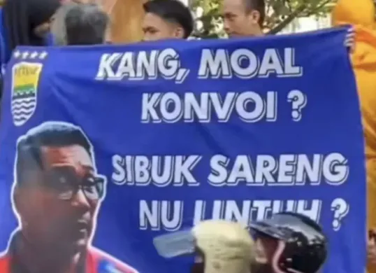 Spanduk Ridwan Kamil Curi Perhatian Saat Konvoi Persib, Ini Makna dan Reaksi Publik. (Sumber: TikTok/@nunuarsya01)