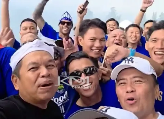 Gubernur Jawa Barat Dedi Mulyadi bersama para pemain Persib Bandung. (Sumber: YouTube/KANG DEDI MULYADI CHANNEL)