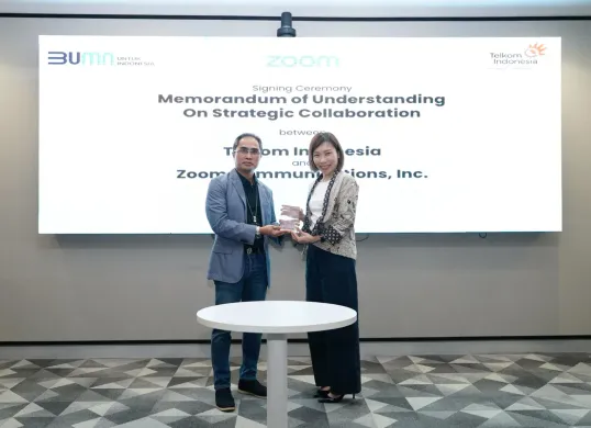 Direktur Group Business Development Telkom Honesti Basyir (kiri) dan Head of Zoom Indonesia, Malaysia, Filipina, dan Vietnam, Ka Yee Chan (kanan) di acara penandatanganan MoU beberapa waktu lalu. (Sumber: PT Telkom Indonesia (Persero) Tbk)