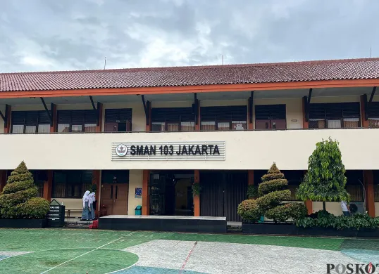 Aktivitas belajar mengajar di SMA Negeri 103 Jaktim, berjalan normal pasca kejadian tembok jebol. (Sumber: POSKOTA | Foto: Pandi Ramedhan)