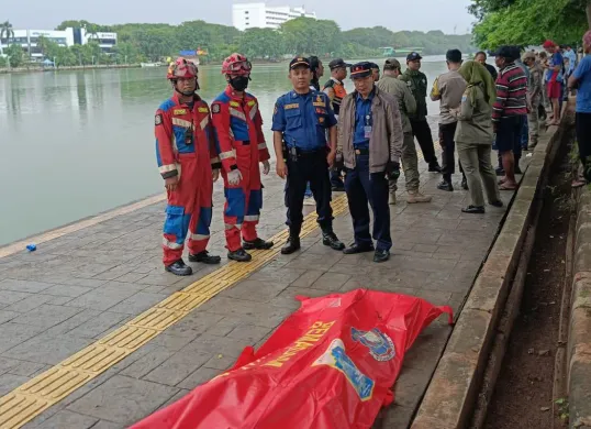 Petugas mengevakuasi mayat di Danau Sunter, Tanjung Priok, Jakarta Utara, Senin 26 Mei 2025. (Sumber: Dok. Damkar Jakut)
