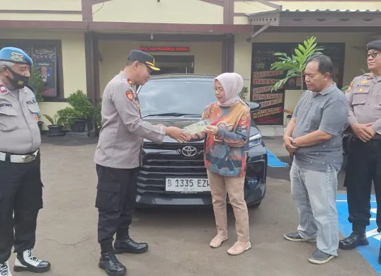 Kapolsek Beji Polres Metro Depok, Kompol Josman Harianja, mengembalikan mobil Toyota Avanza yang sempat dicuri kepada pemiliknya, didampingi Kanit Reskrim AKP Wahyudi, di Mapolsek Beji, Senin 26 Mei 2025. (Sumber: Polsek Beji)