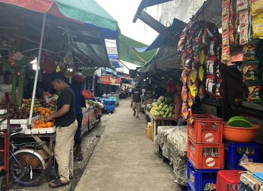 Pasar Anyar, Kecamatan Tangerang, Kota Tangerang nampak sepi pengunjung pada Senin, 26 Mei 2025. (Sumber: POSKOTA | Foto: Primayanti)