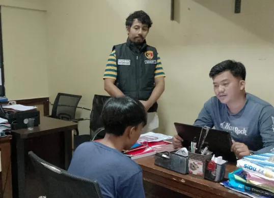 Petugas Unit PPA Satreskrim Polres Pandeglang saat melakukan pemeriksaan terhadap terduga pelaku pelecehan seksual. (Sumber: Dok. Polres Pandeglang)