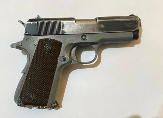 Barang bukti berupa senjata pistol replika tanpa izin disita polisi dari DH alias Keling, 24 tahun, mahasiswa, di Jalan Raya Mekarsari, Cimanggis, Depok. (Sumber: Polsek Cimanggis)